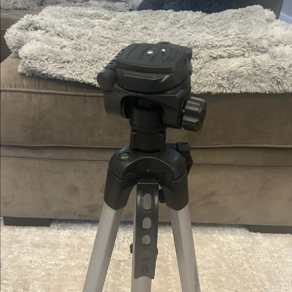 Amazon basics lightweight tripod black 60 inches/152 cm